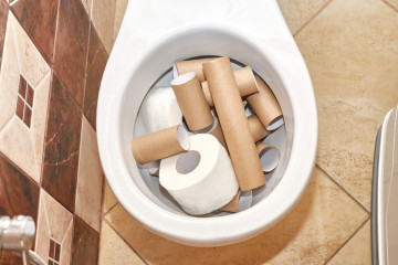 Россиянам могут запретить выбрасывать мусор в канализацию